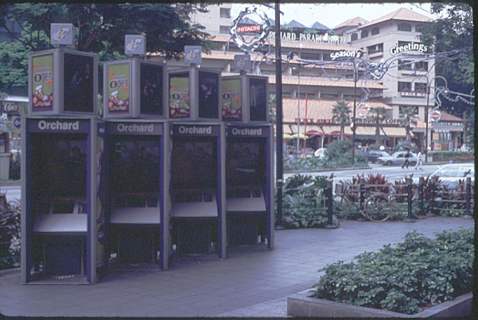 SINGAPORE-KIOSK1.jpg (76467 bytes)