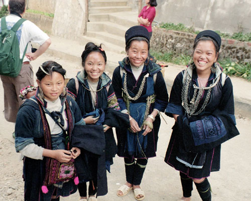 Black Hmong girls in Sapa